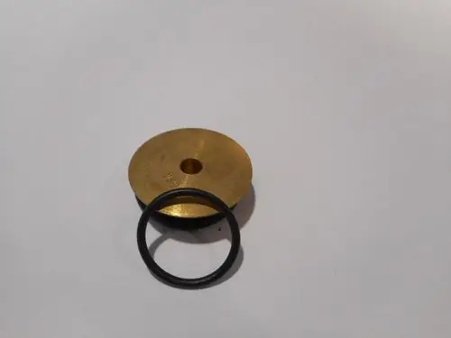 Gasdüse aus Messing mit einem Durchmesser und einer zentralen Öffnung, begleitet von einem schwarzen O-Ring. Produkt von Remeha.